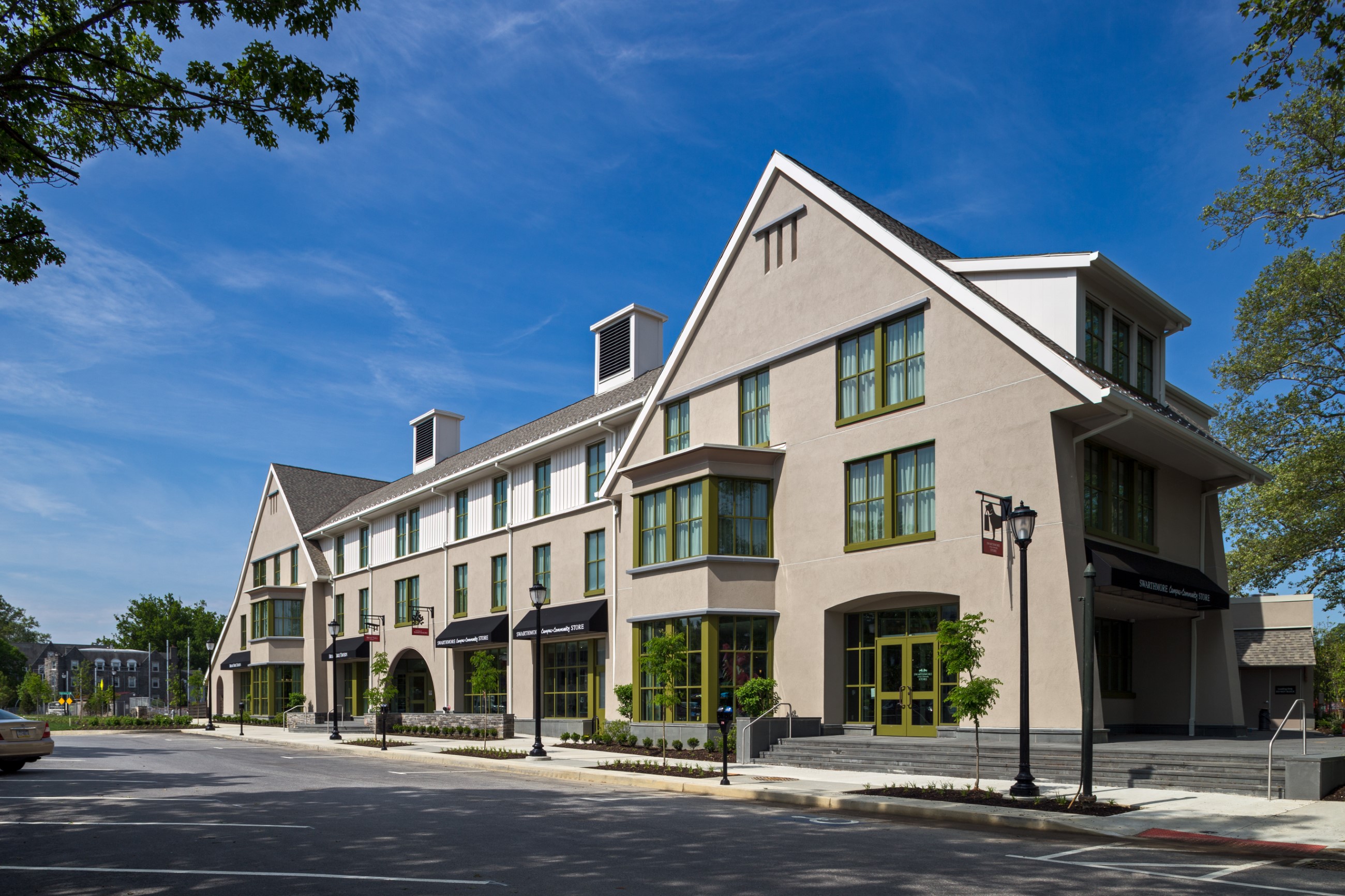 Exterior view of The Inn at Swarthmore during the day